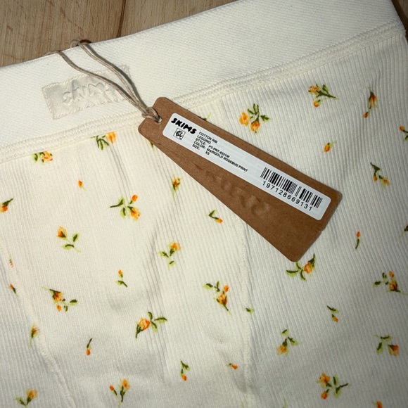 SKIMS Pants - Picture 2 of 2